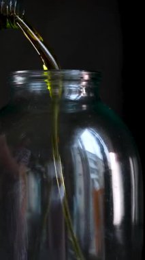 Üç litrelik kavanoza zeytinyağı dök. Yüksek hızlı sinema kamerasıyla çekildi, 1000fps. Hız rampası etkisi. Yüksek kalite 4k görüntü