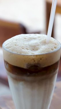 Buzlu kahveyi pipetle karıştırmak. Yüksek kaliteli FullHD görüntüler