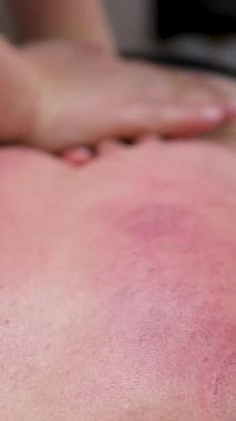 Kozmetik merkezindeki masörle sırt masajı yapan Asyalı kadın. Rahatlayan bayan müşteriler spa salonundaki masözle servis aromaterapi masajı yaptırıyorlar. Yüksek kalite 4k görüntü