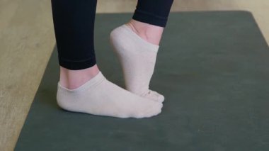 Topuklarınızı teker teker kaldırın. Spor salonu için egzersiz yapın. Dengeyi yakalayın, fitness için denge kurun. Yüksek kalite 4k görüntü