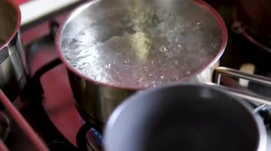 Kaynar suyu bardağa dökün. Yüksek kalite 4k görüntü