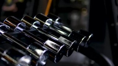 Güneş ışığı geniş pencerelerden akar, halterlerin ve halterlerin sıralarını aydınlatır. Spor aletleri düzgün düzenlenmiş, sakin ve düzenli çalışma alanı yaratılmış, değiştirilmemiş, yavaş çekim. 