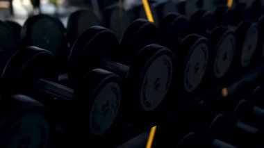 Old Sports Court Binası Vintage Film Doku İzleme Çekimi. Eski bir spor salonunda yürüyen bir kamera. Yüksek kalite 4k görüntü