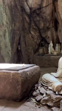 Bereketli yeşil tepeler ve uzaktaki kırsal manzarayla çevrili kayalık bir uçuruma tünemiş pagoda 'nın çarpıcı hava görüntüleri. Huzurlu manzara, Da Nang Vietnam 'ın doğal güzelliğini harmanlıyor. 04.12.2025