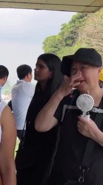 Marble Dağları, etüristler turist gezilerinde asansör girişi ile yükselişe geçtiler. Milletler Da Nang Vietnam 'da 04.12.2025' te dağlarda gezintiye çıkmaya çalıştı.