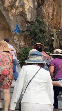 Mermer Dağlar, turistlerin girişi farklı milletlerden insanların Da Nang Vietnam 'daki dağlarda gezintiye çıkmaya çabalaması 04.12.2025