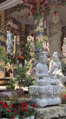 Bereketli yeşil tepeler ve uzaktaki kırsal manzarayla çevrili kayalık bir uçuruma tünemiş pagoda 'nın çarpıcı hava görüntüleri. Huzurlu sahne, doğal güzellikle kültürel mirası harmanlıyor..