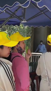 Mermer Dağlar, turistlerin girişi farklı milletlerden insanların Da Nang Vietnam 'daki dağlarda gezintiye çıkmaya çabalaması 04.12.2025