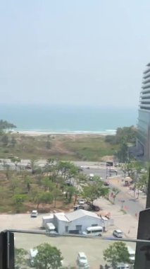 Marble Dağları, etüristler turist gezilerinde asansör girişi ile yükselişe geçtiler. Milletler Da Nang Vietnam 'da 04.12.2025' te dağlarda gezintiye çıkmaya çalıştı.