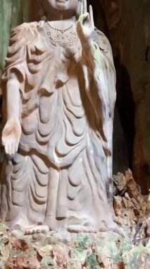 Bereketli yeşil tepeler ve uzaktaki kırsal manzarayla çevrili kayalık bir uçuruma tünemiş pagoda 'nın çarpıcı hava görüntüleri. Huzurlu sahne, doğal güzellikle kültürel mirası harmanlıyor..