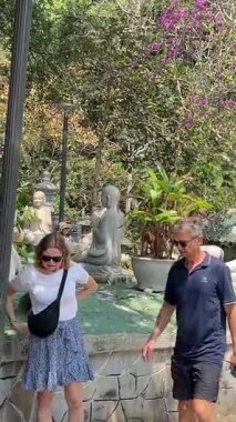 Marble Dağları, etüristler turist gezilerinde asansör girişi ile yükselişe geçtiler. Milletler Da Nang Vietnam 'da 04.12.2025' te dağlarda gezintiye çıkmaya çalıştı.