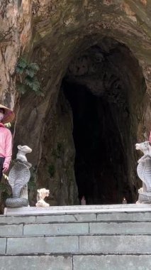 Mermer Dağlar, turistlerin girişi farklı milletlerden insanların Da Nang Vietnam 'daki dağlarda gezintiye çıkmaya çabalaması 04.12.2025