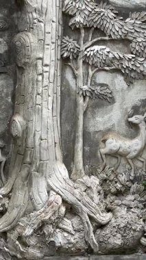 Bereketli yeşil tepeler ve uzaktaki kırsal manzarayla çevrili kayalık bir uçuruma tünemiş pagoda 'nın çarpıcı hava görüntüleri. Huzurlu sahne, doğal güzellikle kültürel mirası harmanlıyor..