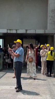 Marble Dağları, etüristler turist gezilerinde asansör girişi ile yükselişe geçtiler. Milletler Da Nang Vietnam 'da 04.12.2025' te dağlarda gezintiye çıkmaya çalıştı.