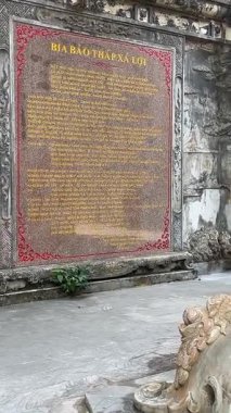Bereketli yeşil tepeler ve uzaktaki kırsal manzarayla çevrili kayalık bir uçuruma tünemiş pagoda 'nın çarpıcı hava görüntüleri. Huzurlu sahne, doğal güzellikle kültürel mirası harmanlıyor..