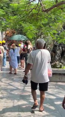 Marble Dağları, etüristler turist gezilerinde asansör girişi ile yükselişe geçtiler. Milletler Da Nang Vietnam 'da 04.12.2025' te dağlarda gezintiye çıkmaya çalıştı.