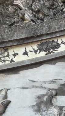 Bereketli yeşil tepeler ve uzaktaki kırsal manzarayla çevrili kayalık bir uçuruma tünemiş pagoda 'nın çarpıcı hava görüntüleri. Huzurlu sahne, doğal güzellikle kültürel mirası harmanlıyor..