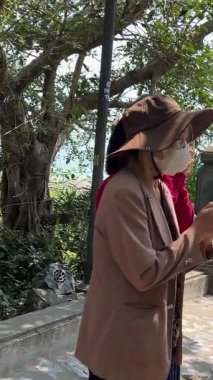 Marble Dağları, etüristler turist gezilerinde asansör girişi ile yükselişe geçtiler. Milletler Da Nang Vietnam 'da 04.12.2025' te dağlarda gezintiye çıkmaya çalıştı.