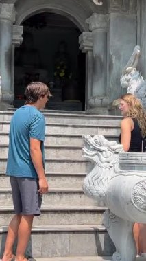 Marble Dağları, etüristler turist gezilerinde asansör girişi ile yükselişe geçtiler. Milletler Da Nang Vietnam 'da 04.12.2025' te dağlarda gezintiye çıkmaya çalıştı.