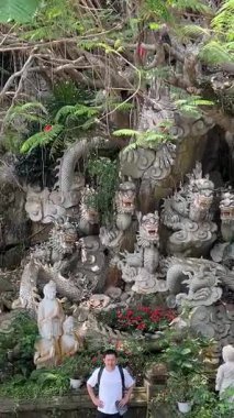 Mermer Dağdaki Budist tapınağı. Tapınağın girişinde şişman bir Buda 'nın heykeli var. Statik çekim. Da Nang, Vietnam 04.10.2025