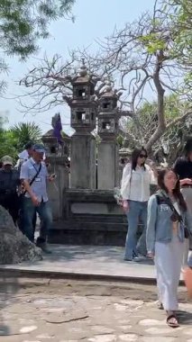 Turist gezileri farklı uluslara rehberlik eder. İnsanlar Mermer Dağ 'daki Budist tapınağını gezer. Buda tapınağının girişinin önünde. Da Nang, Vietnam 04.10.2025