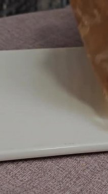 Olgunlaşmış halloumi peyniri. Yunan peyniri üretimi. Büyük ve küçük keçi peyniri kafaları. Yüksek kalite 4k görüntü