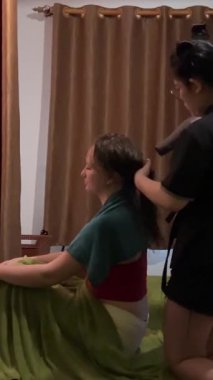 Japon kafa masajı ve ağır çekimde yıkanan saçlarla kaplıca tedavisi, genç bir kadının şampuan standında şımartılması, lüks bir güzellik tedavisi. Vietnam Danang 04.08.2025