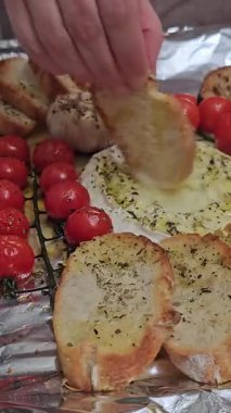 Fırından taze ve sıcak Camembert peyniri yavaş çekimde ekmeğe batırılıyor. Yüksek kalite 4k görüntü