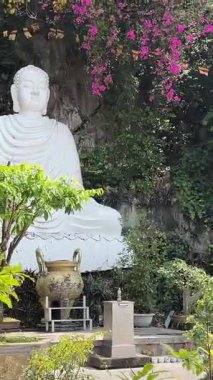 Turist gezileri farklı uluslara rehberlik eder. İnsanlar Mermer Dağ 'daki Budist tapınağını gezer. Buda tapınağının girişinin önünde. Da Nang, Vietnam 04.10.2025