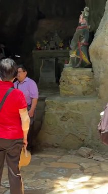Turist gezileri gezginlere rehberlik eder. Linh Ung Pagoda, Tam Thai, Tu Tam Pagoda, Tam Ton, Quan The Am, Huyen Khong Cave, Am Phu Cave, Tang Chon Cave. Da Nang, Vietnam 04.10.2025