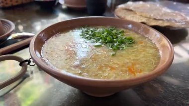 Endonezya geleneksel tavuk çorbası ya da soto olarak bilinir. Yumurta çorbası