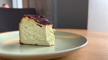 Tabakta limonlu peynirli kekin yavaş çekim videosu. Yüksek kalite 4k görüntü