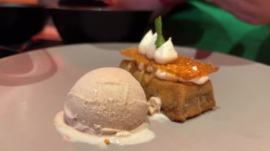 Dondurma tatlısına bir dilim tiramisu keki eşlik eder. Kremalı dondurma ve zengin pasta birleşerek damak tadını büyüleyen bir lezzet senfonisi vaat ediyor. Yüksek kalite