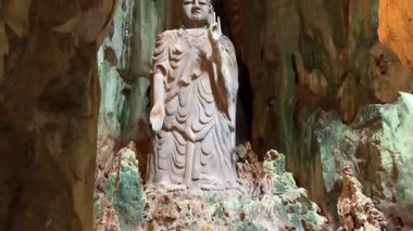 Bereketli yeşil tepeler ve uzaktaki kırsal manzarayla çevrili kayalık bir uçuruma tünemiş pagoda 'nın çarpıcı hava görüntüleri. Huzurlu sahne, doğal güzellikle kültürel mirası harmanlıyor..