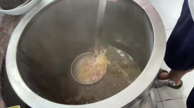 Vietnamlı Phobo Çorbası elleri açık büfedeki büyük kaplardan sıcak çorba servis ediyor, taze ve ev yapımı mutfağı ön plana çıkarıyor. Yüksek kalite 4k görüntü