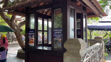 Marble Dağları, etüristler turist gezilerinde asansör girişi ile yükselişe geçtiler. Milletler Da Nang Vietnam 'da 04.12.2025' te dağlarda gezintiye çıkmaya çalıştı.