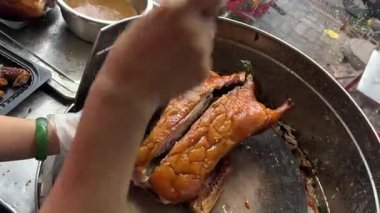 Çinli şef lezzetli ördek derisini dilimliyor. Yüksek kalite 4k görüntü