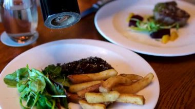 Biftek lokantası akşam yemeği, pahalı restoranlar, mısır salatası kızartmaları. Yüksek kalite 4k görüntü