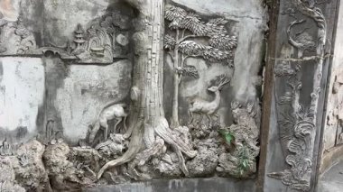 Bereketli yeşil tepeler ve uzaktaki kırsal manzarayla çevrili kayalık bir uçuruma tünemiş pagoda 'nın çarpıcı hava görüntüleri. Huzurlu sahne, doğal güzellikle kültürel mirası harmanlıyor..