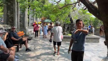 Marble Dağları, etüristler turist gezilerinde asansör girişi ile yükselişe geçtiler. Milletler Da Nang Vietnam 'da 04.12.2025' te dağlarda gezintiye çıkmaya çalıştı.