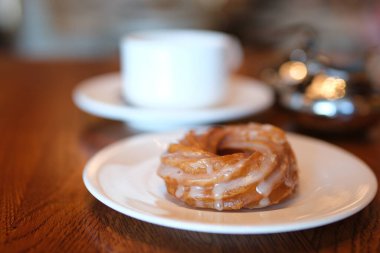 Beyaz bardakta kahve, mermer tahtada çikolatalı çörek. Üst Manzara. Uzayı kopyala Yüksek kalite fotoğraf