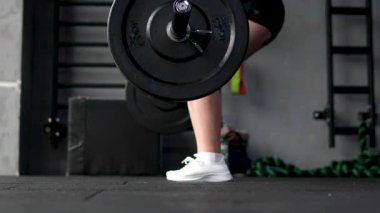Halter kaldırmak, spor salonundaki kadın antrenmana odaklanıyor. Spor, egzersiz, halter, kas, atlet, sağlık. Yüksek kalite 4k görüntü