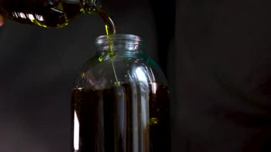 El yapımı. Çırak demek. Doğal bitkilerden yapılan kozmetikler. Hasattan çıkan petrolün hazırlanması. Tahta masa ve eski mataralar. Gizem. Gençler için reçeteler. Doğal zeytinyağı. Yüksek kalite 4k görüntü