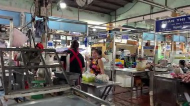 Pazarda et kazları satılıyor. Tavuklar alınıyor. Satıcılar kesiliyor.