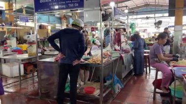 Pazarda et kazları satılıyor. Tavuklar alınıyor. Satıcılar kesiliyor.