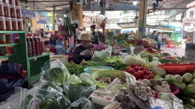 Sabah zaferi, uzun fasulyeler ve sebze pazarında satılık çeşitli Tayland sebzeleri. Tedarikçiler ve sebze ticareti. Vietnam Danang 04.25.2025 