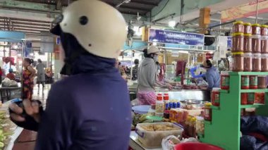 Sabahın erken saatlerinde, meyve, et ve sebze satıcıları tezgahlarını çoktan açtılar. Vietnam Danang 04.25.2025 