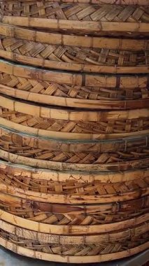 Örgü bambu sepetleri, ıslak yağlı bambu sepetleri. Gerçek el yapımı, otantik yakın plan. Doğal bir şablon olarak hareket edin, fotokopi uzayı ile kültür afişi. Yüksek kalite 4k görüntü