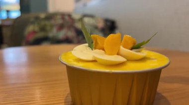 El, taze nane yaprağıyla portakallı meyve suyu tutuyor. Dikey video. Yakın plan. Yüksek kalite 4k görüntü