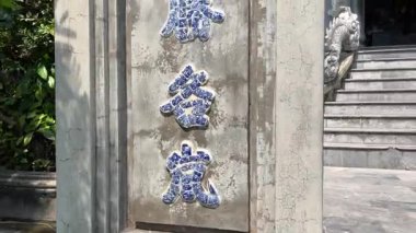 Mermer Dağdaki Budist tapınağı, Da Nang, Vietnam. Tapınağın girişinde şişman bir Buda 'nın heykeli var. Statik çekim. Yüksek kalite 4k görüntü